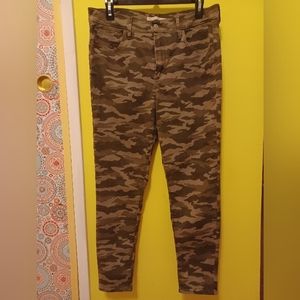 LEVI'S 720 High Rise Super Skinny Crop pants